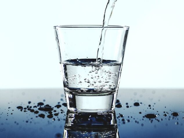 pitná voda spolu s alkoholom