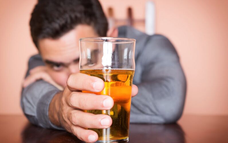Osoba závislá od alkoholu, ktorá potrebuje protidrogovú liečbu